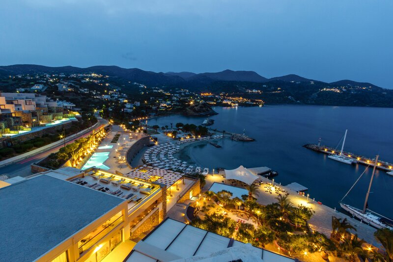 Wyndham Grand Mirabello auf Kreta Aussicht Hotel und Strand
